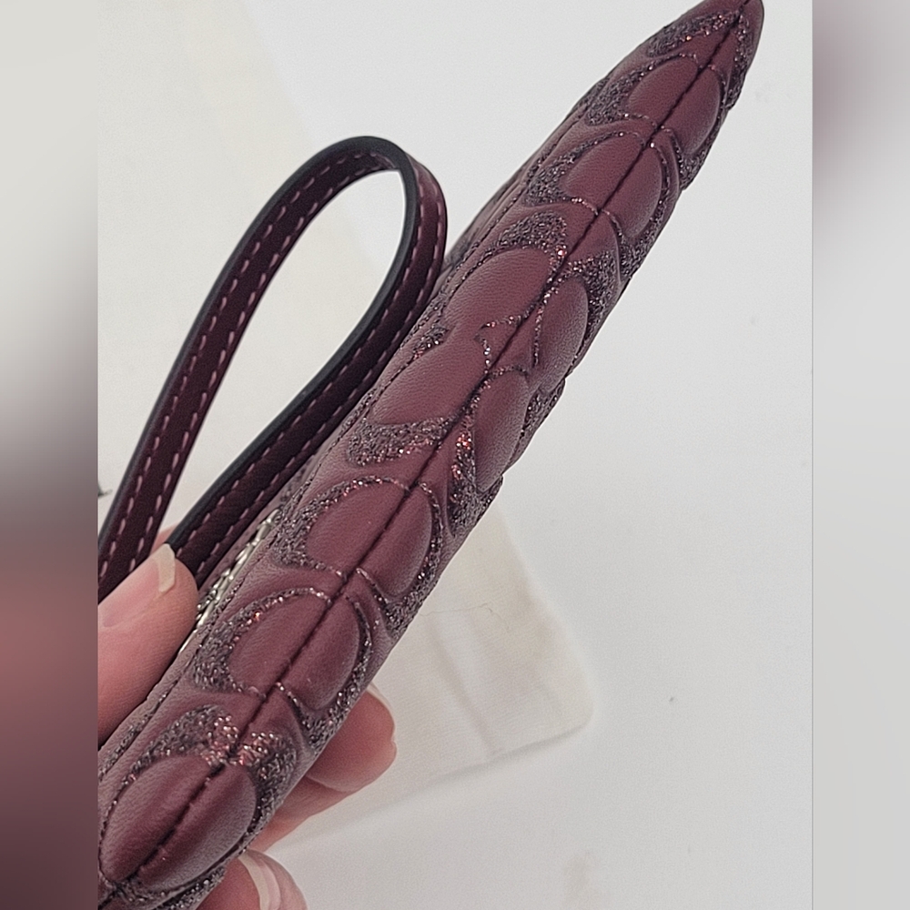 💥NWT💥 Coach Glitter Leather Wristlet, Wine - Picture 4 of 9